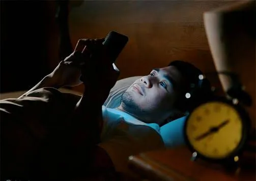 ماذا يفعل السهر بقلبك؟